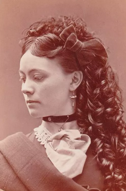 Kapsels van de 19e eeuw (33 foto's): Hoe maak je vrouwen kapsels op een ampir stijlbal of romantiek, modehistorie van de 19e eeuw 5641_9