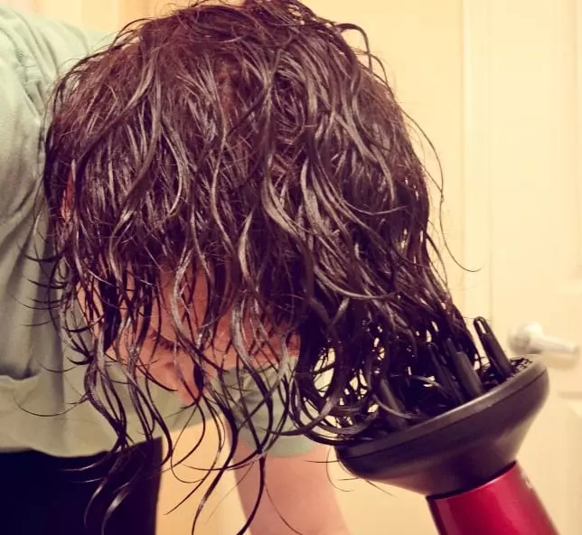 Difüzör (22 fotoğraf) döşeme: Bir difüzör ile bir saç kurutma makinesi ile orta, kısa veya uzun saçları nasıl koyarsınız? Hairstyles Difüzör Yaratmak İçin Fikirler 5644_13