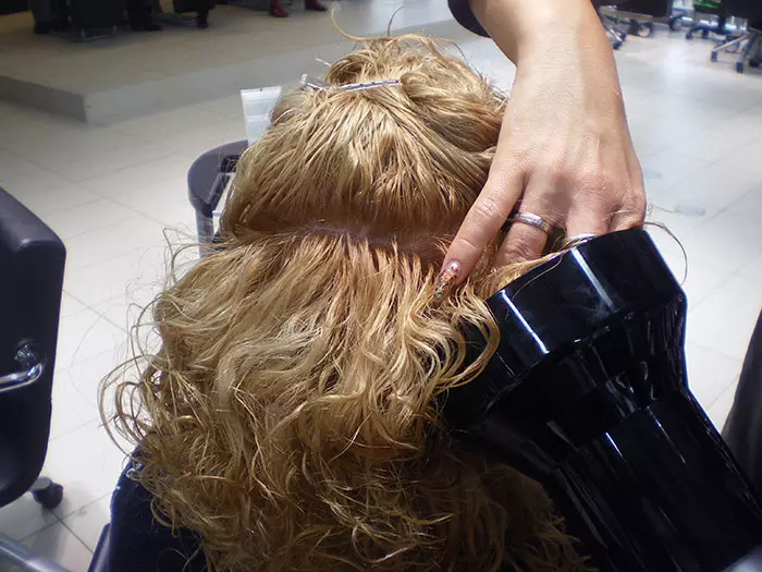 Поставување дифузер (22 фотографии): Како да се стави средна, кратка или долга коса со фен за коса со дифузер? Идеи за создавање фризури дифузер 5644_8