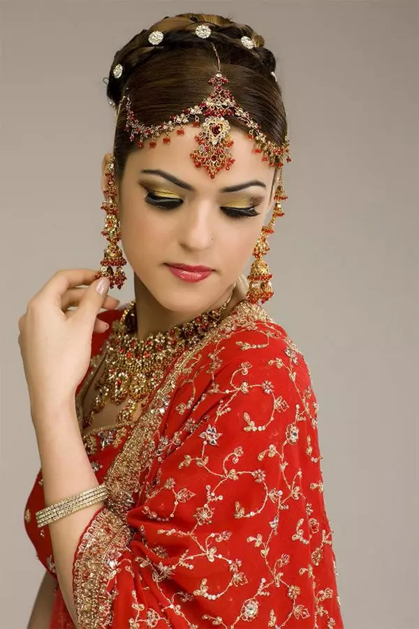 インドのヘアスタイル（23枚の写真）：装飾と長いまたは中髪のインド風の女の子に髪型を作る方法は？ 5646_18