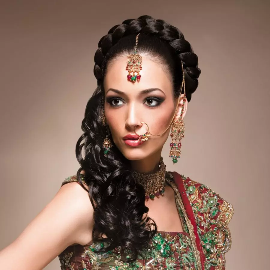 Indische Frisuren (23 Fotos): Wie man eine Frisur in einem indischen Stil mit langen oder mittleren Haaren mit Dekorationen herstellt? 5646_4