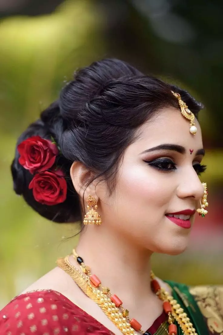 Indijske pričeske (23 fotografij): Kako narediti pričesko v indijskih dekletih z dolgimi ali srednjimi lasmi z dekoracijami? 5646_5