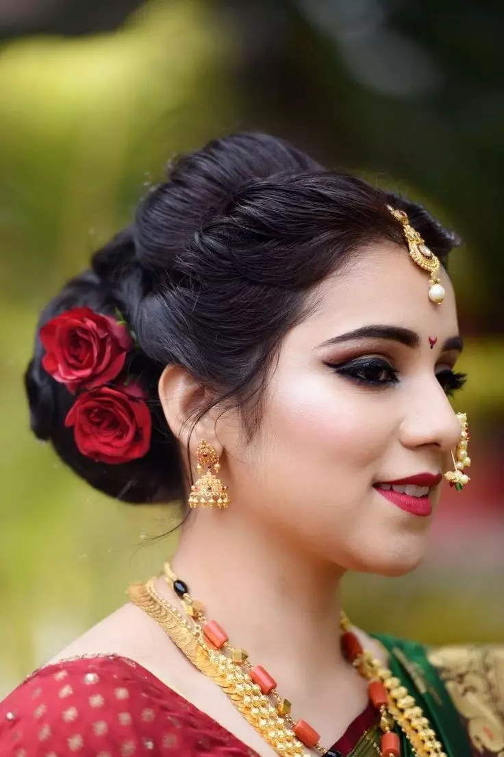 Indian hairstyles (23 mga larawan): Paano gumawa ng isang hairstyle sa isang estilo ng estilo ng Indian na may mahaba o katamtamang buhok na may mga dekorasyon? 5646_5