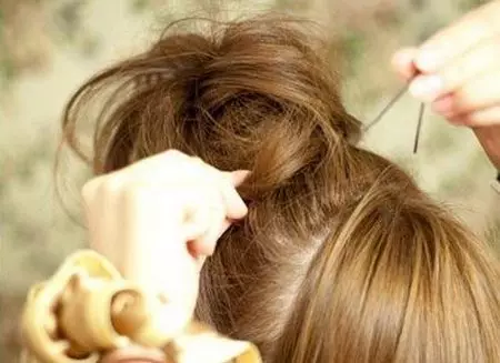 Helppo kampaus keskikokoisille hiuksille (96 valokuvaa): Kuinka nopeasti ja kauniisti keskipitkät kiharat kotonaan? Korkeat kampaukset, joissa on oma kädet askel askeleelta 5649_55
