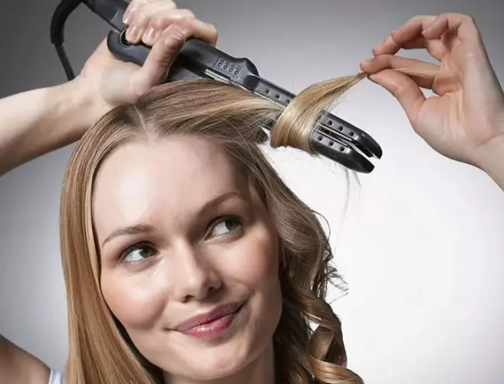 Könnyű frizurák a közepes hajhoz (96 fotók): Milyen gyorsan és gyönyörűen feküdt a közepes hosszúságú fürtök otthon? Magas frizurák a saját kezével lépésről lépésre 5649_82