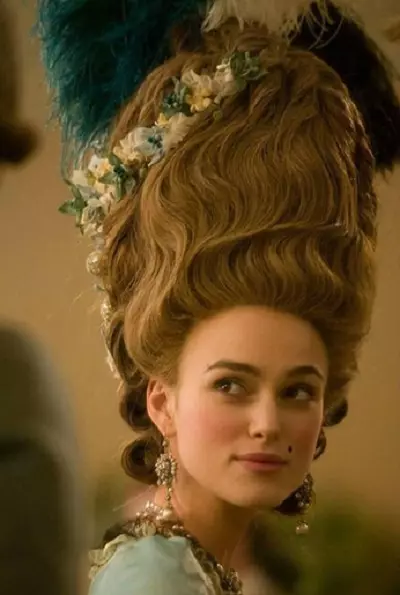 Kiểu tóc của thế kỷ 18 (49 ảnh): Làm thế nào để tạo kiểu tóc nữ theo phong cách của rococo tự làm? Lịch sử kiểu tóc tiếng Anh của thế kỷ 18 và kiểu dáng ở Nga 5651_10