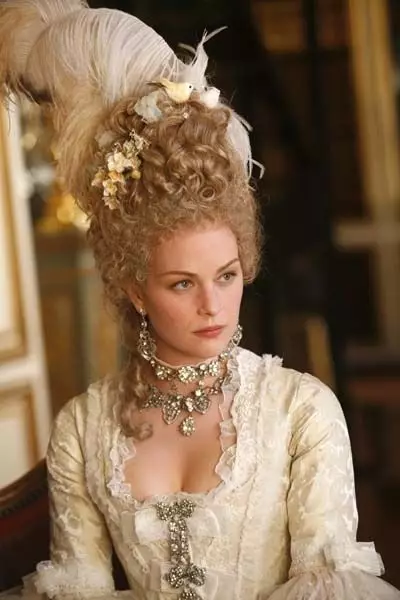 Frisyrer från 1700-talet (49 foton): Hur man gör en kvinnlig frisyr i stil med Rococo gör det själv? Historia av engelska frisyrer från 1700-talet och styling i Ryssland 5651_12