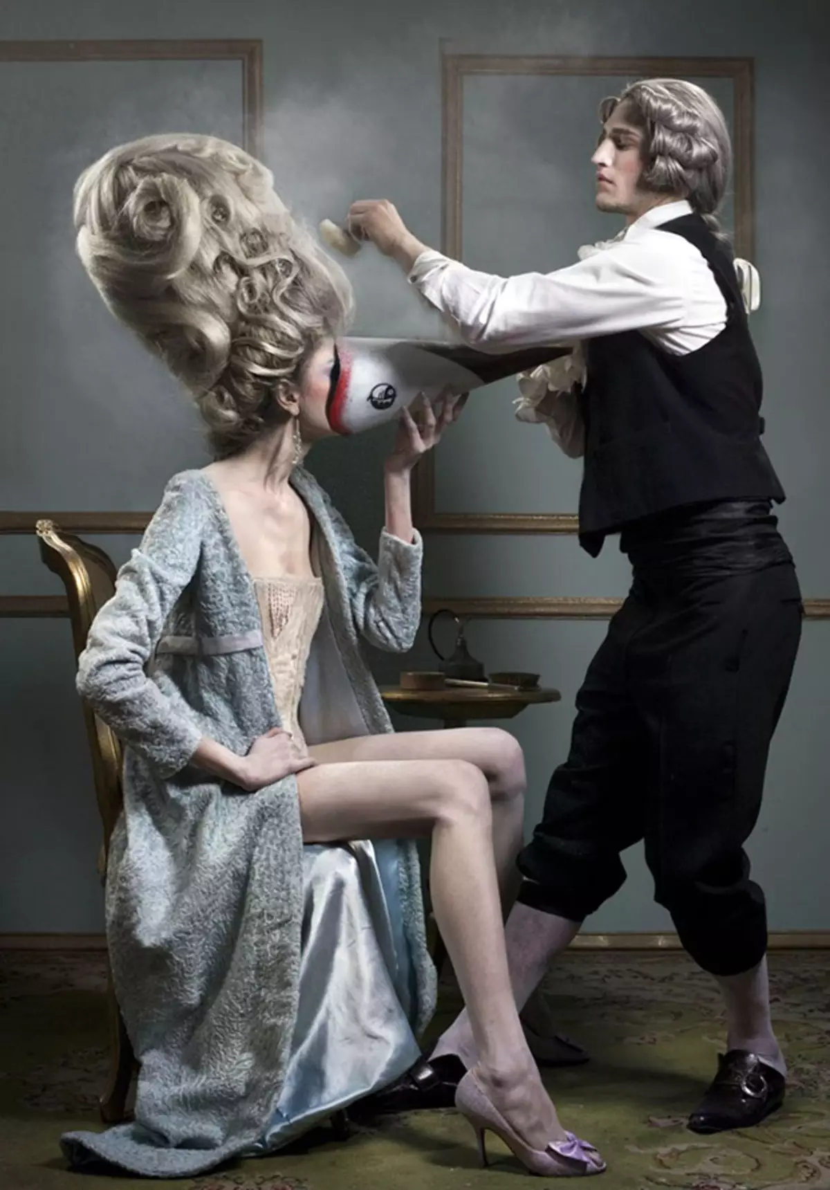 Haarstyle van die 18de eeu (49 foto's): Hoe om 'n vroulike haarstyl maak in die styl van Rococo jouself doen dit? Geskiedenis van Engels haarstyle van die 18de eeu en stilering in Rusland 5651_19
