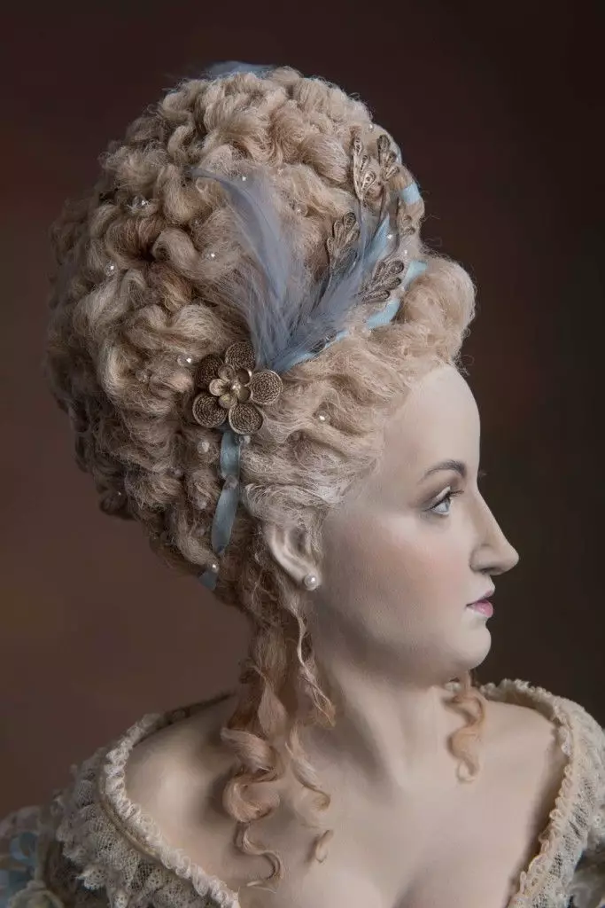 Фризуре из 18. века (49 фотографија): Како направити женску фризуру у стилу Рококо уради то сами? Историја енглеског фризура из 18. века и стил у Русији 5651_46