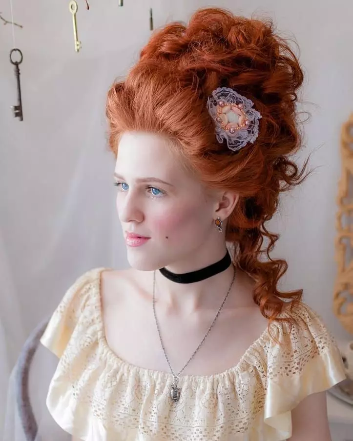 Frizure iz 18. stoljeća (49 fotografija): Kako napraviti žensku frizuru u stilu rococo učiniti sami? Povijest engleskih frizura iz 18. stoljeća i styling u Rusiji 5651_49