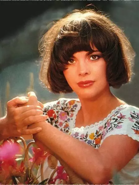 70'lerin (37 fotoğraf) kadınların saç stilleri: SSCB'deki saç modelleri ve saç kesimi için moda. Kısa saçta istifleme nasıl yapılır? 5654_12