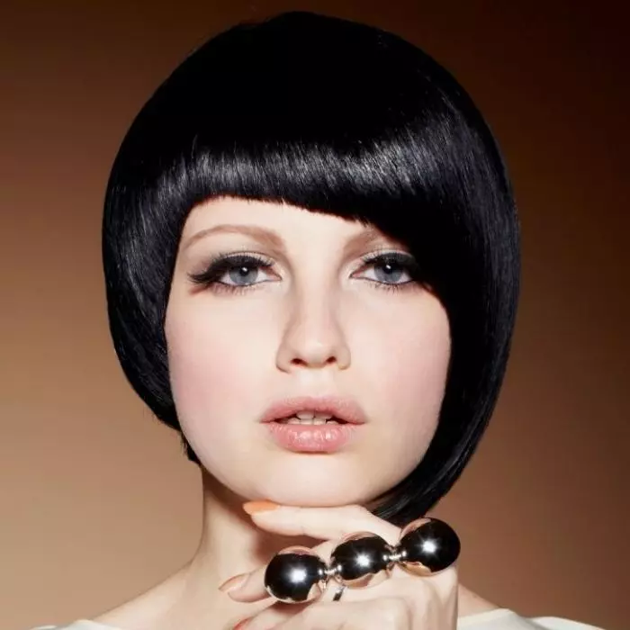 70 च्या दशकातील महिला केशरचना: यूएसएसआरमध्ये केसांच्या शैली आणि केसांसाठी फॅशन. लहान केसांवर स्टॅकिंग कसे करावे? 5654_13