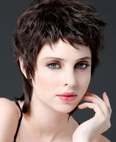 SSRİ-də hairstyles və haircuts Moda: 70 (37 şəkil) Qadın hairstyles. Necə qısa saç yığma etmək üçün necə? 5654_20