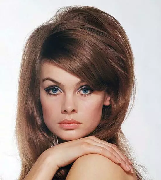70 च्या दशकातील महिला केशरचना: यूएसएसआरमध्ये केसांच्या शैली आणि केसांसाठी फॅशन. लहान केसांवर स्टॅकिंग कसे करावे? 5654_3