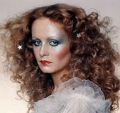 70 년대의 여성용 헤어 스타일 (37 사진) : USSR의 헤어 스타일과 이발을위한 패션. 짧은 머리에 쌓아 두는 법? 5654_35