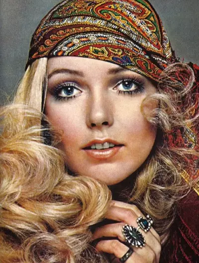 70 च्या दशकातील महिला केशरचना: यूएसएसआरमध्ये केसांच्या शैली आणि केसांसाठी फॅशन. लहान केसांवर स्टॅकिंग कसे करावे? 5654_5