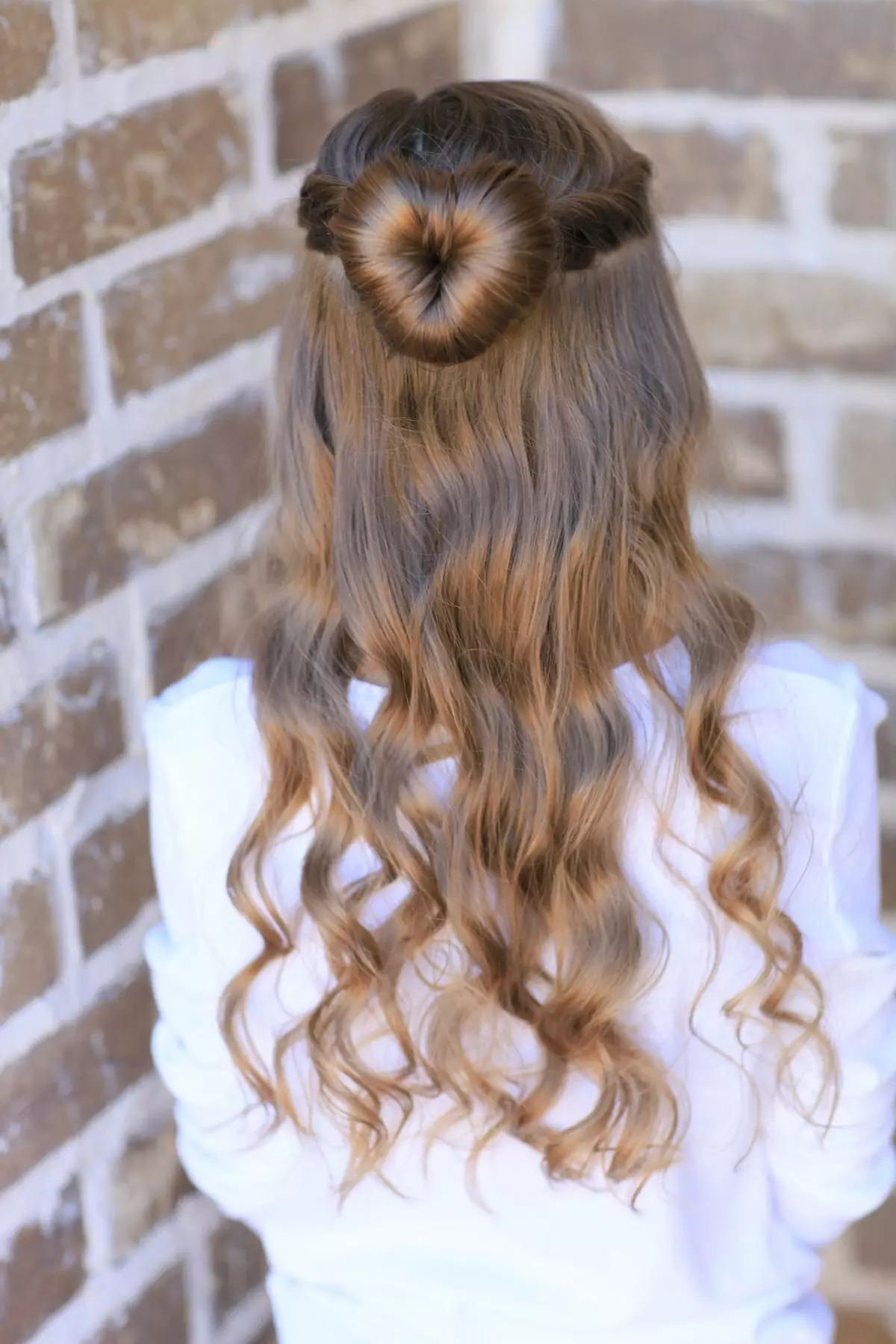 Fryzura na urodziny (54 zdjęć): Jaką fryzurę można zrobić w rocznicę? Piękne i lekkie fryzury dla kobiet 55 lat, proste fryzury z luźnymi włosami w 5 minut na dziewczyny 5658_11