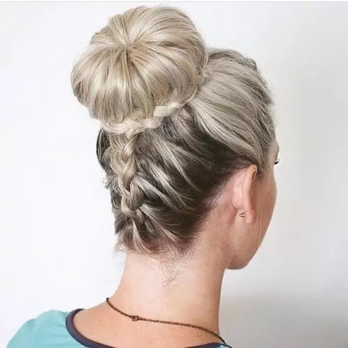 Hairstyle syntymäpäivä (54 Valokuvat): Mitä kampausta voidaan tehdä vuosipäivällä? Kauniita ja kevyitä kampauksia naisille 55-vuotiaat, yksinkertaiset kampaukset, joissa on löysät hiukset 5 minuutissa tytöille 5658_20