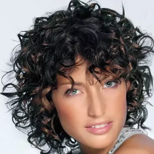 Фризура за рођендан (54 фотографије): Каква фризура се може учинити на годишњици? Лепа и лагана фризура за жене 55 година, једноставне фризуре са лабавим косом за 5 минута за девојчице 5658_27