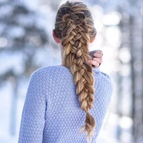 Hairstyle syntymäpäivä (54 Valokuvat): Mitä kampausta voidaan tehdä vuosipäivällä? Kauniita ja kevyitä kampauksia naisille 55-vuotiaat, yksinkertaiset kampaukset, joissa on löysät hiukset 5 minuutissa tytöille 5658_33