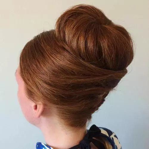 Hairstyle syntymäpäivä (54 Valokuvat): Mitä kampausta voidaan tehdä vuosipäivällä? Kauniita ja kevyitä kampauksia naisille 55-vuotiaat, yksinkertaiset kampaukset, joissa on löysät hiukset 5 minuutissa tytöille 5658_46