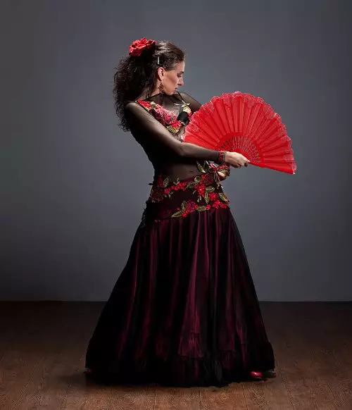 Hairstyles για χορό (38 φωτογραφίες): Επιλέξτε ένα χτένισμα για hip-hop, σύγχρονους και ανατολικούς, λατινικούς και ισπανούς χορούς, όμορφο στυλ για τα τουρνουά χορού 5670_23