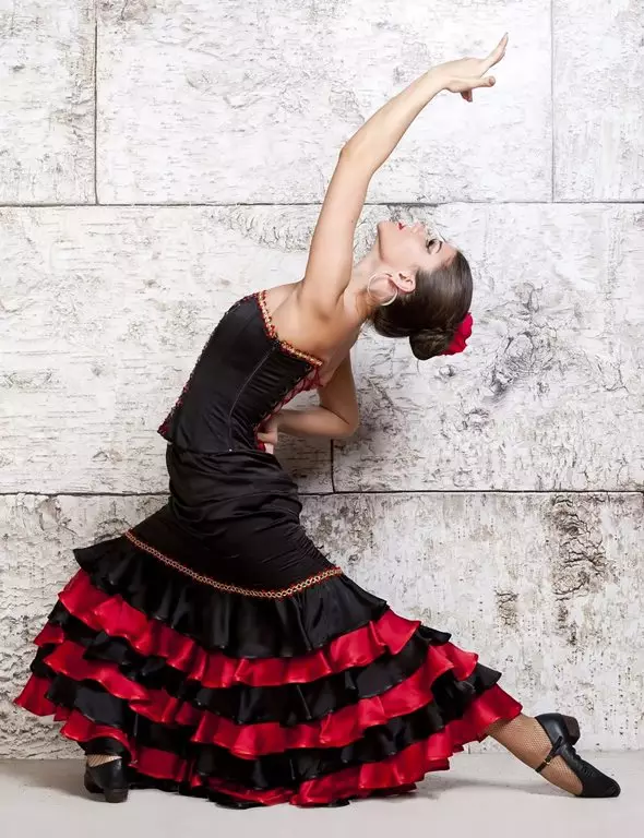 춤을위한 헤어 스타일 (38 장의 사진) : 힙합, 현대 및 동쪽, 라틴어 및 스페인어 춤, 댄스 토너먼트 용 아름다운 스타일링을위한 헤어 스타일을 선택하십시오. 5670_25