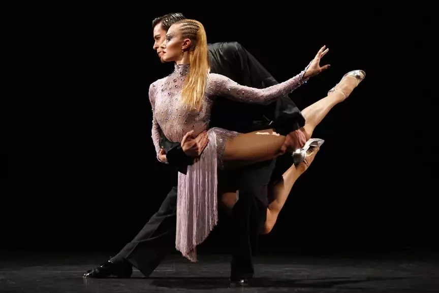 Peiteados para bailar (38 fotos): Escolla un peiteado para hip-hop, modernos e orientais, latín e danzas españolas, fermoso estilo para torneos de baile 5670_29