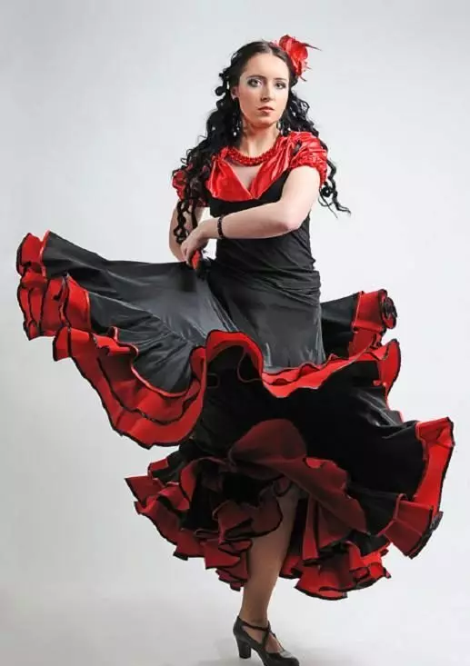 Kapsels voor dansen (38 foto's): Kies een kapsel voor hiphop, moderne en oostelijke, Latijnse en Spaanse dansen, mooie styling voor dans-toernooien 5670_35