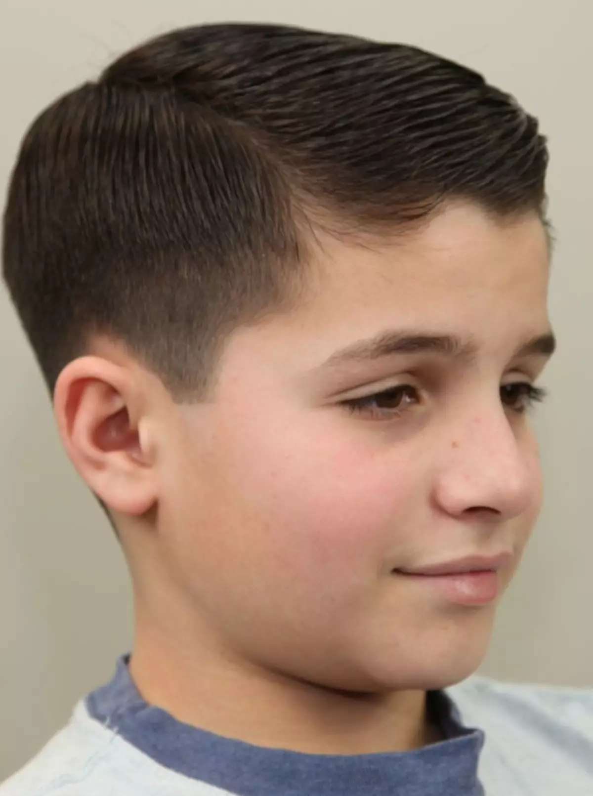 男孩的发型14-15岁（65张照片）：14岁的青少年时尚发型的选择，在中长长的年轻人的侧面选择美丽的发型 5676_11