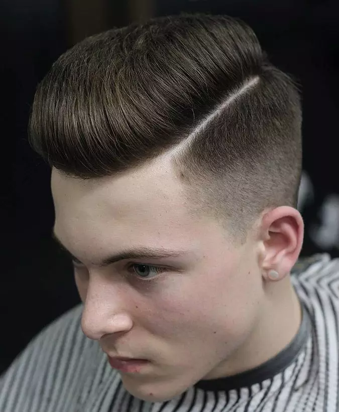 Фризури за дечаке 14-15 година (65 фотографија): Опције модне фризуре за адолесценте 14 година, избор прелепих фризура са стране младића са средњом и кратком дужином косе 5676_19