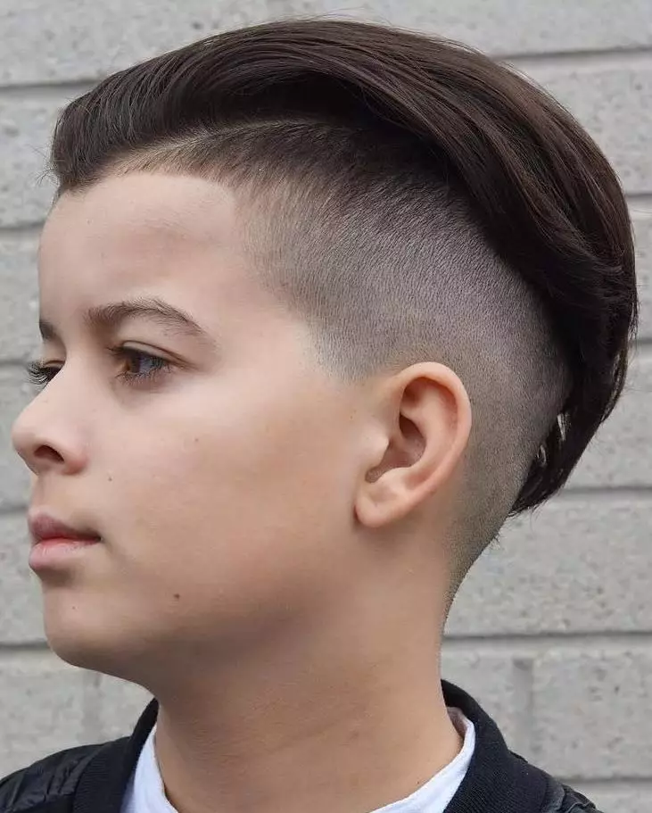 Фризури за дечаке 14-15 година (65 фотографија): Опције модне фризуре за адолесценте 14 година, избор прелепих фризура са стране младића са средњом и кратком дужином косе 5676_21
