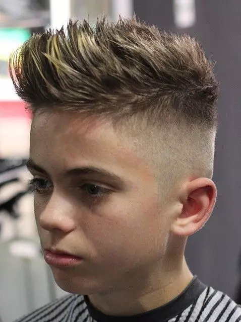 Фризури за дечаке 14-15 година (65 фотографија): Опције модне фризуре за адолесценте 14 година, избор прелепих фризура са стране младића са средњом и кратком дужином косе 5676_22