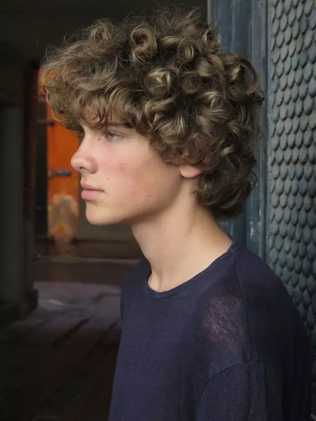 男孩的发型14-15岁（65张照片）：14岁的青少年时尚发型的选择，在中长长的年轻人的侧面选择美丽的发型 5676_37