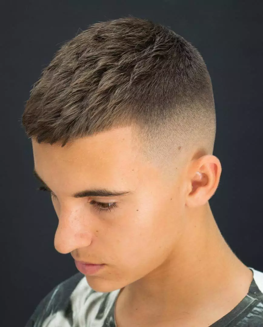 Фризури за дечаке 14-15 година (65 фотографија): Опције модне фризуре за адолесценте 14 година, избор прелепих фризура са стране младића са средњом и кратком дужином косе 5676_55