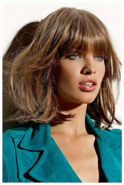 Haircuts për një fytyrë të hollë (51 foto): Çfarë hairstyles femra janë më të përshtatshme për një fytyrë të hollë me një hundë të madhe? Hairstyles në modë për vajzat me një fytyrë të hollë 5679_12