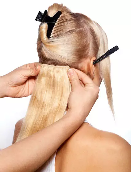 Вечірні зачіски на середнє волосся (97 фото): як зробити святкову укладку на волосся середньої довжини своїми руками? Покрокова інструкція по створенню високих жіночих зачісок в домашніх умовах 5684_12