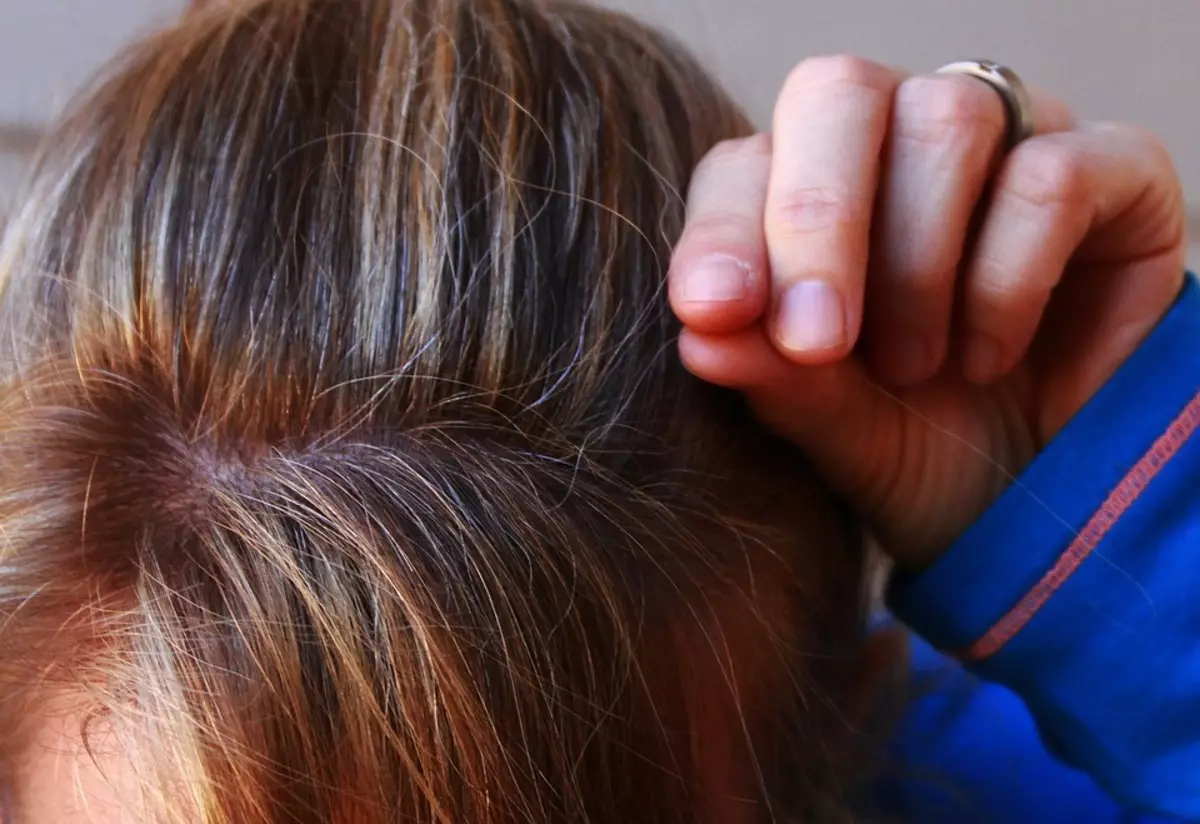 Vakaro šukuosena ant vidutinių plaukų (97 nuotraukos): kaip padaryti šventinį klojimą ant vidutinio ilgio plaukų su savo rankomis? Žingsnis po žingsnio instrukcijos, kaip sukurti aukštus moterų šukuosenus namuose 5684_37