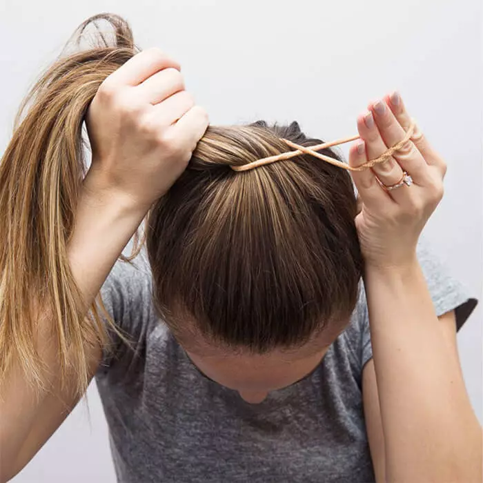 Kväll frisyrer på medium hår (97 bilder): Hur man gör en festlig läggning på håret med medellängd med egna händer? Steg-för-steg-instruktioner för att skapa höga kvinnliga frisyrer hemma 5684_63