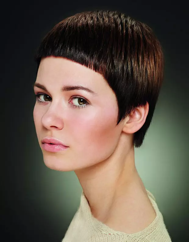 均勻理髮（30張）：女性髮型技術的均勻形狀，表演年齡級髮型的基本規則 5685_10