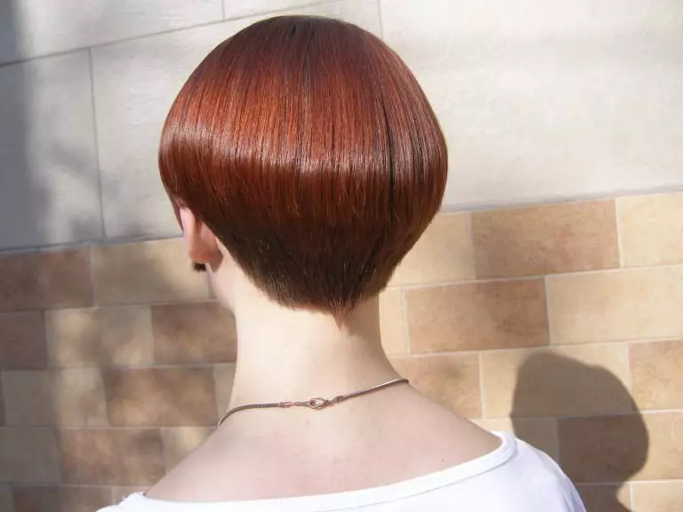 موی سر یکنواخت (30 عکس): تکنولوژی موهای زنانه از شکل یکنواخت، قوانین اساسی برای انجام مدل موهای سنی 5685_2