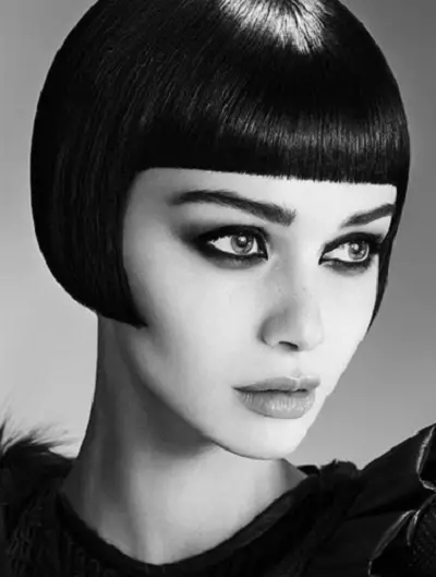 موی سر یکنواخت (30 عکس): تکنولوژی موهای زنانه از شکل یکنواخت، قوانین اساسی برای انجام مدل موهای سنی 5685_22