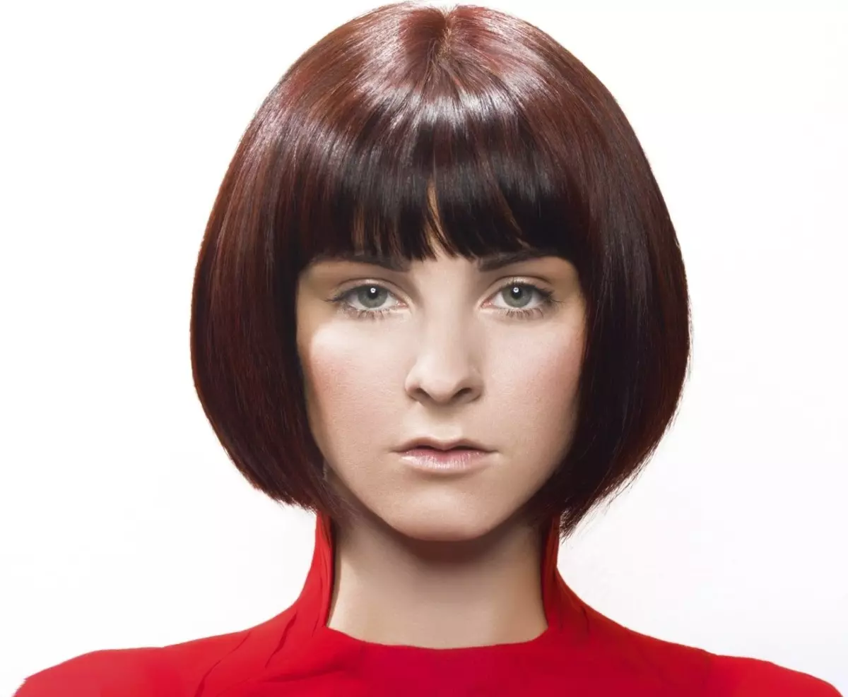 موی سر یکنواخت (30 عکس): تکنولوژی موهای زنانه از شکل یکنواخت، قوانین اساسی برای انجام مدل موهای سنی 5685_3