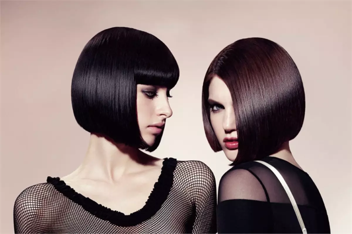 موی سر یکنواخت (30 عکس): تکنولوژی موهای زنانه از شکل یکنواخت، قوانین اساسی برای انجام مدل موهای سنی 5685_7