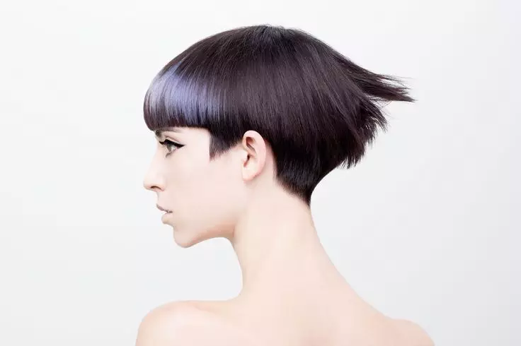 Haircut unîform (30 wêne): Teknolojiya jinê ya jinê ya şeklê yekgirtî, rêzikên bingehîn ji bo çêkirina porên porê temen 5685_8