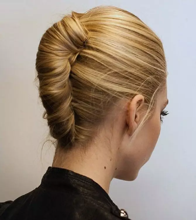 Hairstyle kërmilli (27 foto): Si ta bëni atë përgjatë hapave nga flokët e gjatë dhe të mesme? Shembuj të kërmillit të mbrëmjes me gërshetim 5696_3