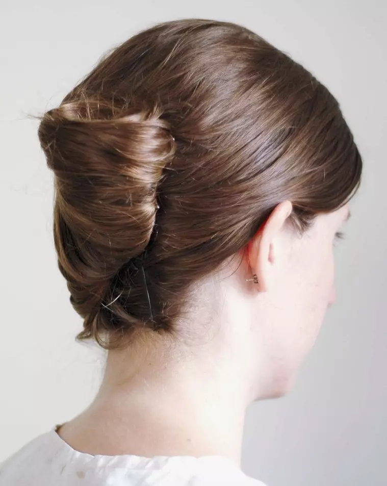 Hairstyle kërmilli (27 foto): Si ta bëni atë përgjatë hapave nga flokët e gjatë dhe të mesme? Shembuj të kërmillit të mbrëmjes me gërshetim 5696_7