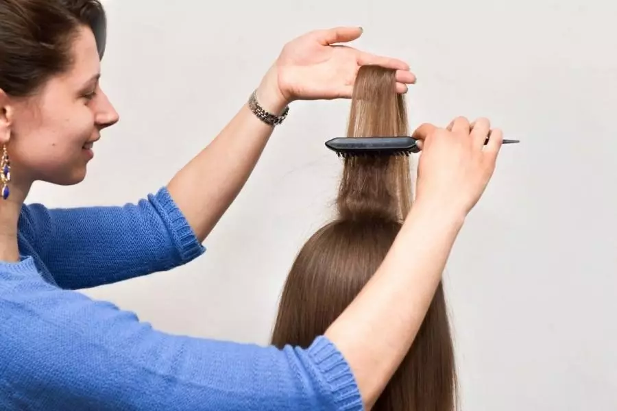 Coiffures pour de longs cheveux minces (36 photos): ponte rapide pour chaque jour sur des cheveux rares avec leurs mains, des coiffures de soirée magnifiques et légères 5698_17