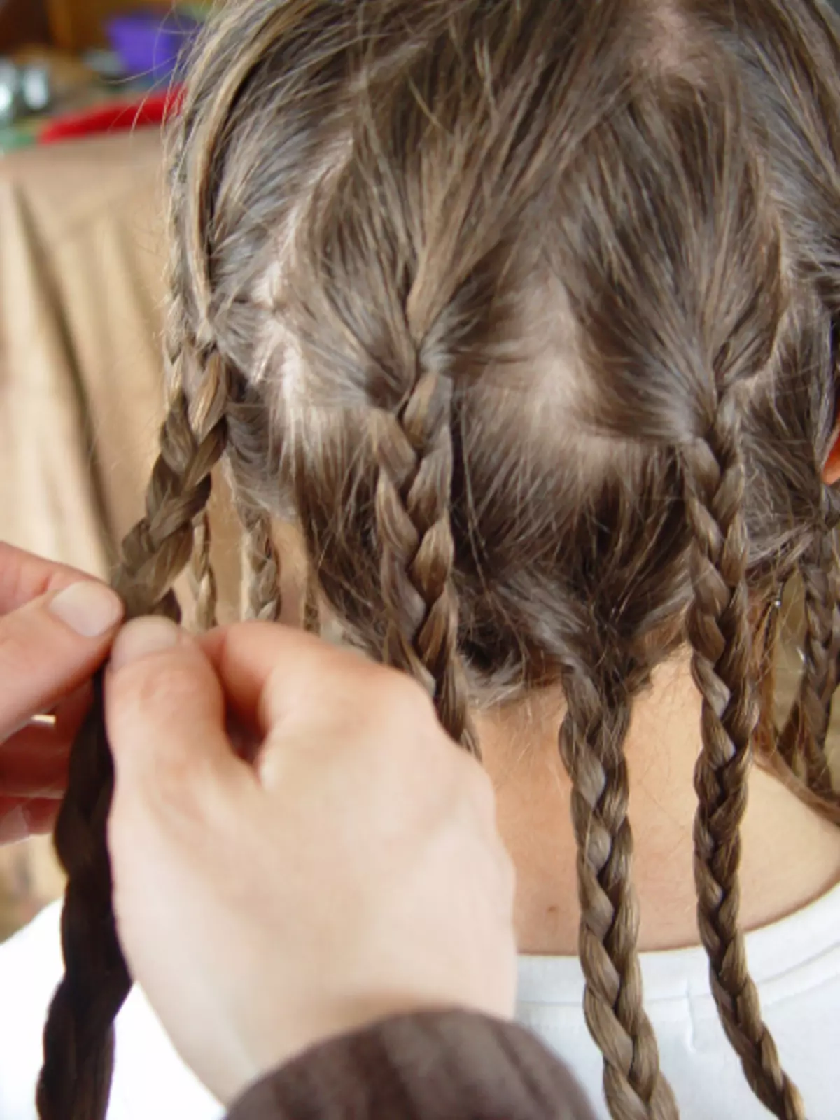 Hairstyles pitkät ohut hiukset (36 kuvaa): nopea laukku joka päivä harvinaisista hiuksista omalla kädet, kauniit ja kevyt ilta-kampaukset 5698_6