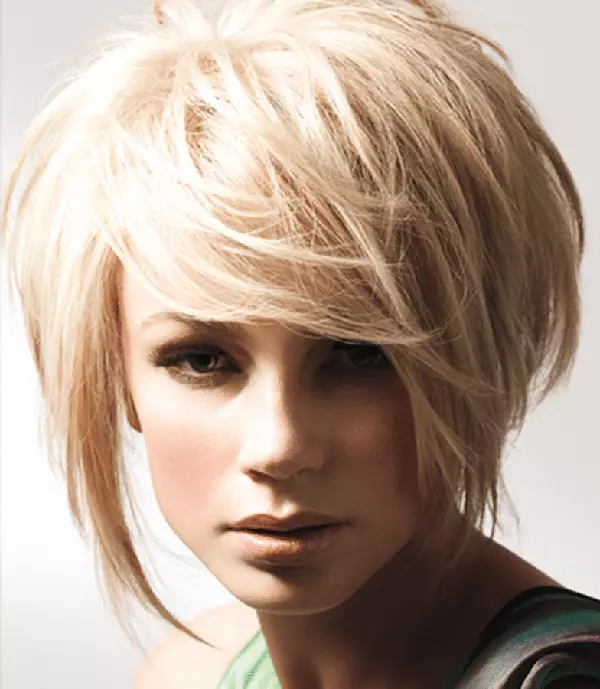 Potongan rambut (39 foto): potongan rambut wanita kanthi operasi utawa bang ing sisih siji, model lan potongan rambut sing ora duwe rambut kanggo bocah wadon 5699_16